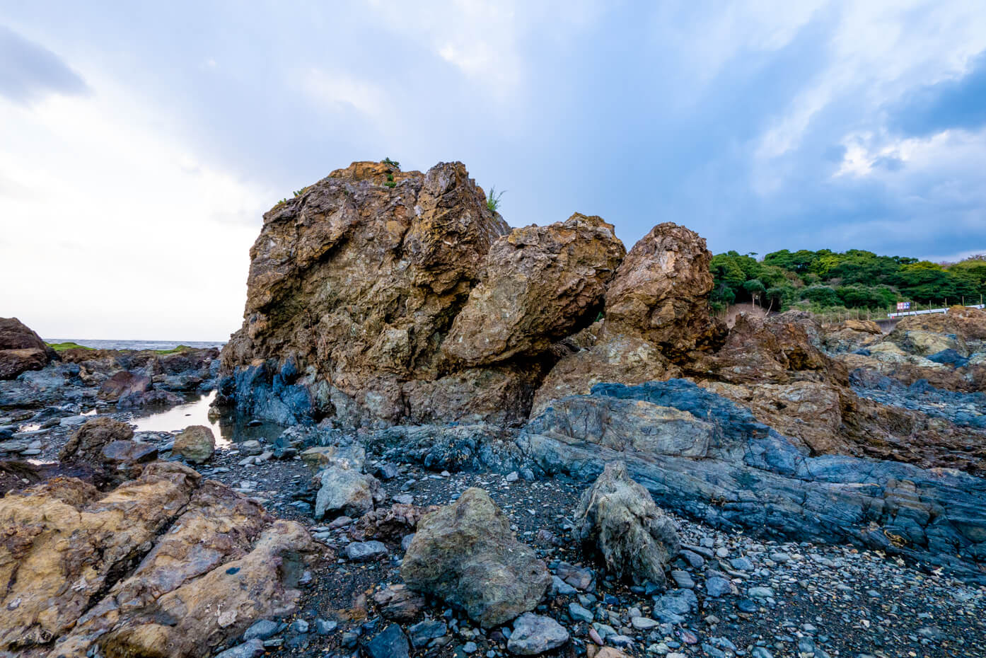 本山岬の流紋岩